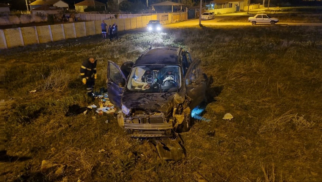 Otomobil ile hafif ticari araç çarpıştı: 1 çocuk öldü, 4 kiş…