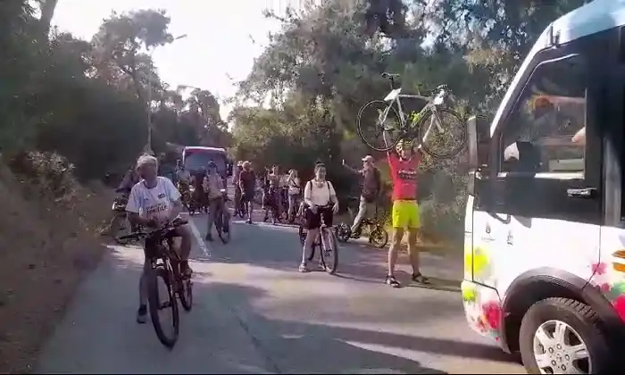 Aktivistler, “azmanbüs”leri bisikletleriyle durdurdu