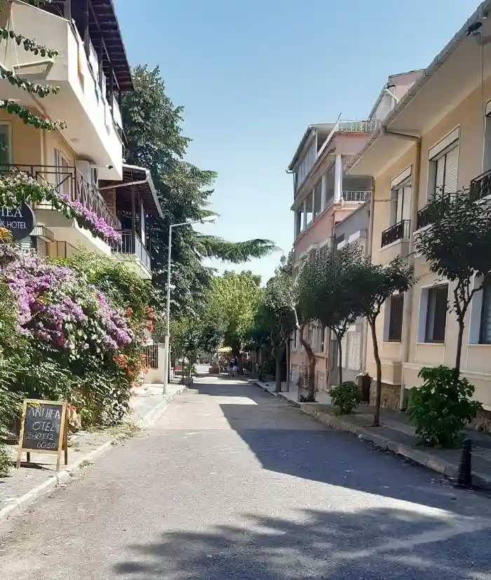 Akülü araçların toplanmaya başladıktan sonraki sokak görüntüleri kameralara yansıdı