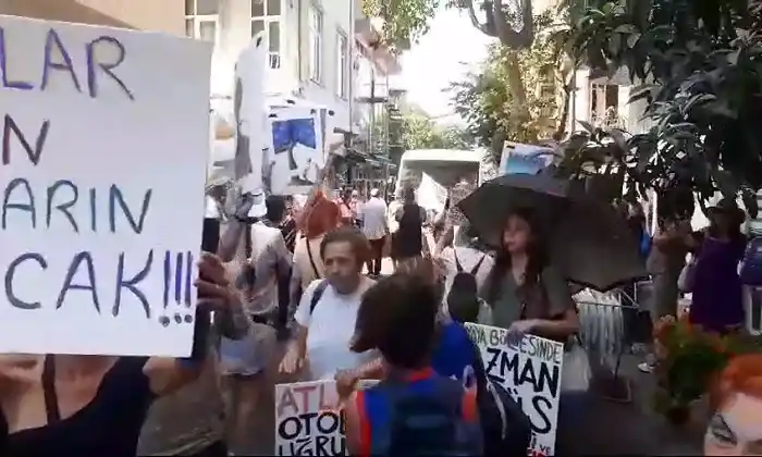 “Azmanbüs”ler davul zurna eşliğinde protesto edildi