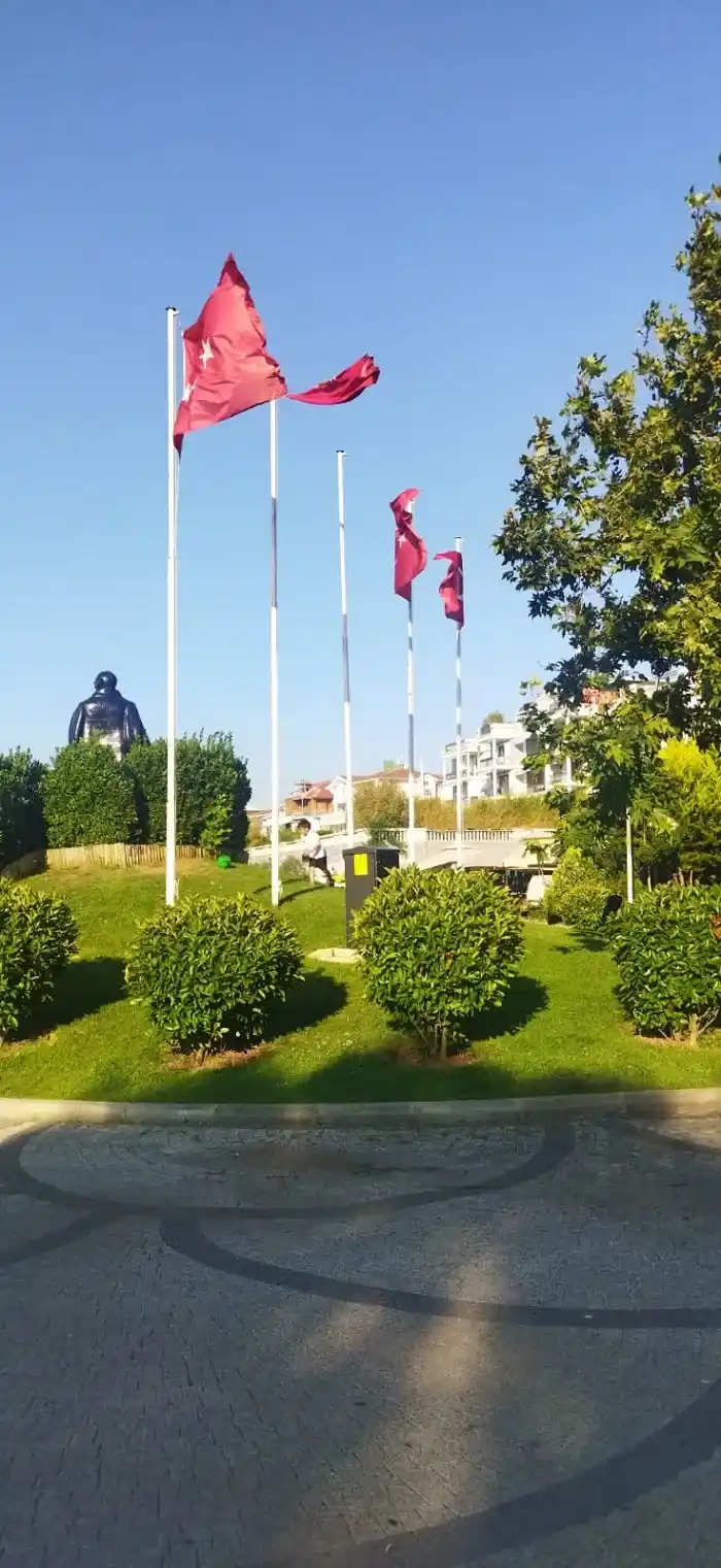 Büyükada'daki Atatürk Anıtı bayrakları ilgi bekliyor