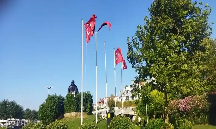 Büyükada’daki Atatürk Anıtı bayrakları ilgi bekliyor