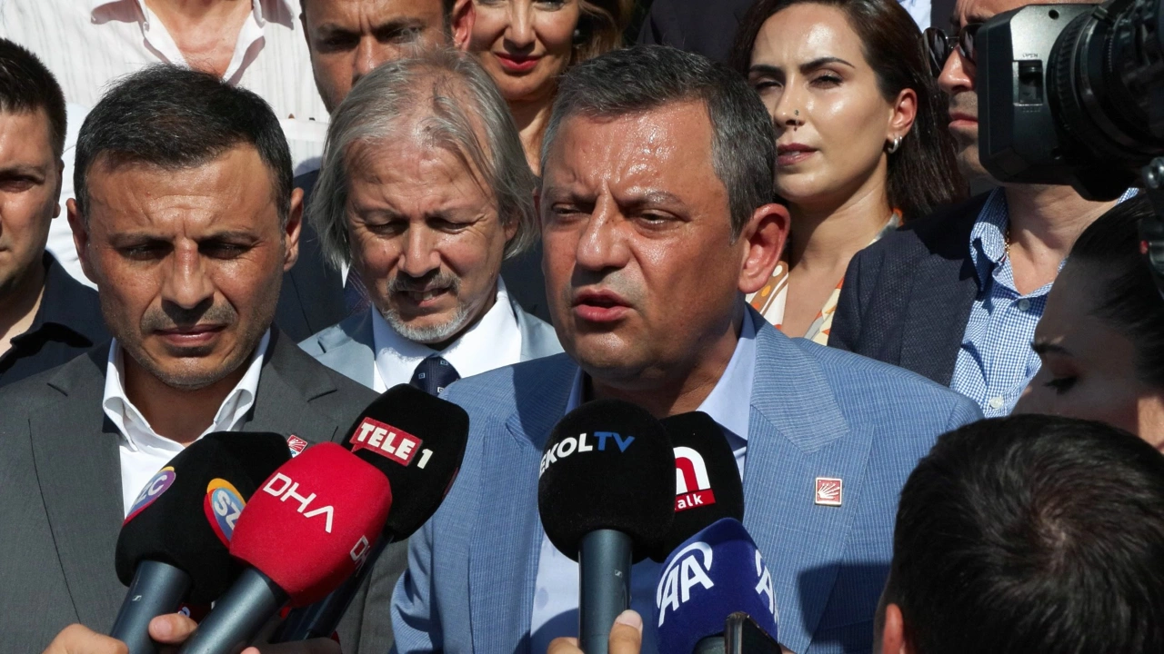 CHP Başkanı Özel Büyükada’da  protesto edildi
