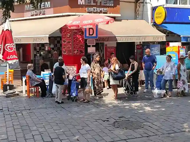 Heybeliada'da yetersiz taksi sayısı uzun kuyruklara sebep oluyor!