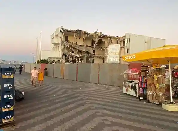 Adalar Belediyesi’nin çürük binasının yıkımına başlandı