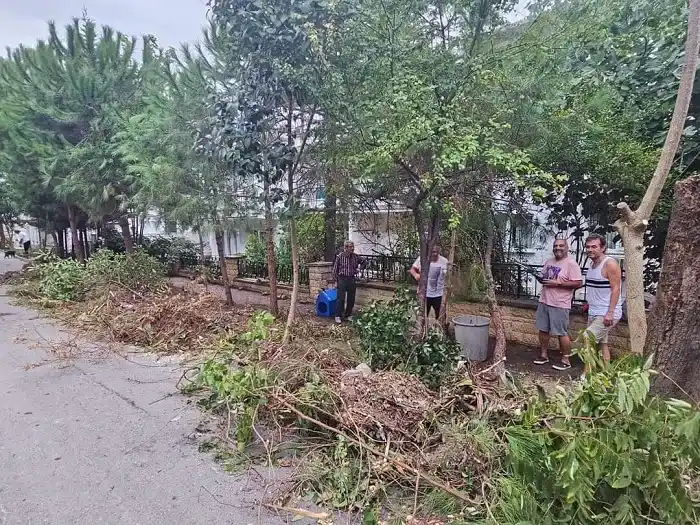 Adalar Belediyesi’nin yapması gereken temizlemeyi sokak sakinleri yaptı