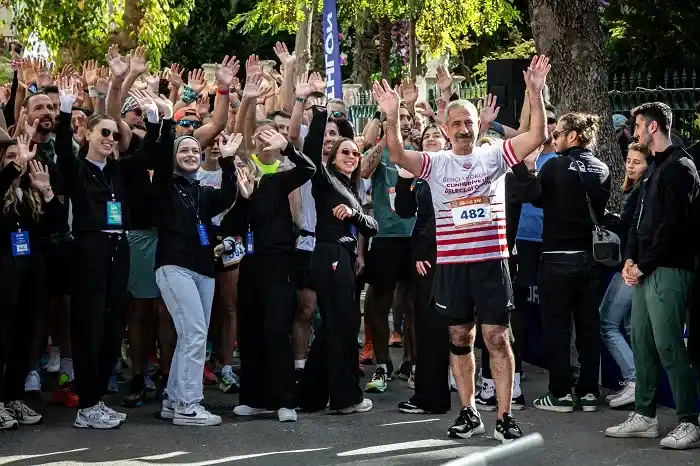 Büyükada Yarı Maratonu startını Akpolat verdi