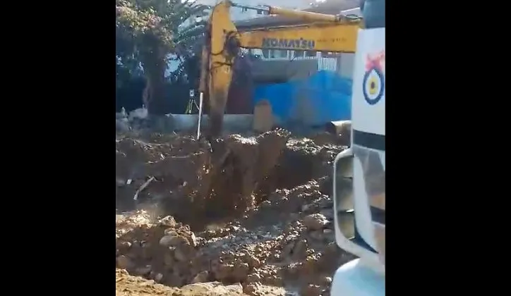 Adalar Belediyesinin yapılmakta olan yeni binasının temeli deniz suyu içinde