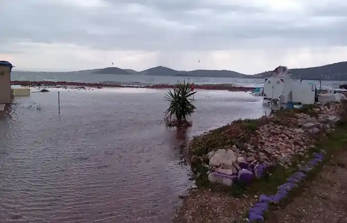 Adalar'da deniz yükseldi, çatılar uçtu, ağaçlar devrildi