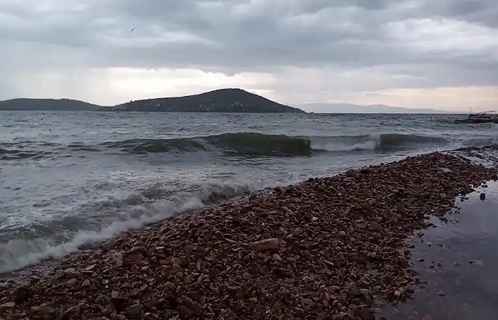 Adalar'da deniz yükseldi, çatılar uçtu, ağaçlar devrildi