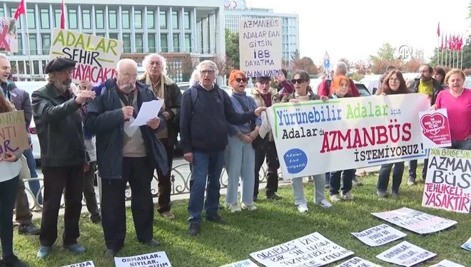 Adalılar yalanlara kanmadı: İBB önünde eylem