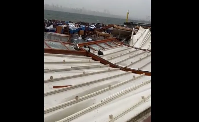 Büyükada’da felaketin eşiğinden dönüldü; Şiddetli rüzgardan iki restoran yıkıldı