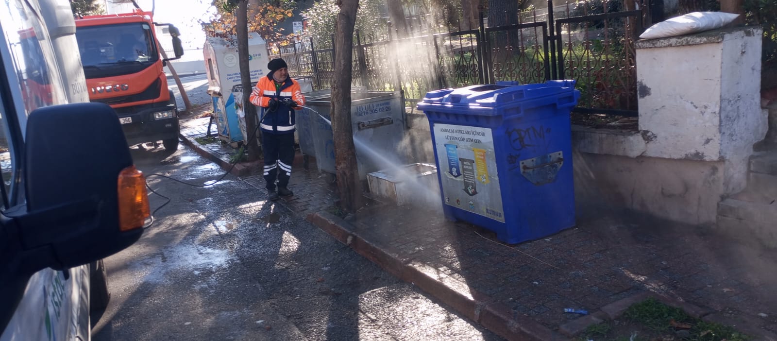 Adalar’da Çöp Sızıntı Sularına Karşı Yüksek Basınçlı Temizlik Operasyonu Başladı