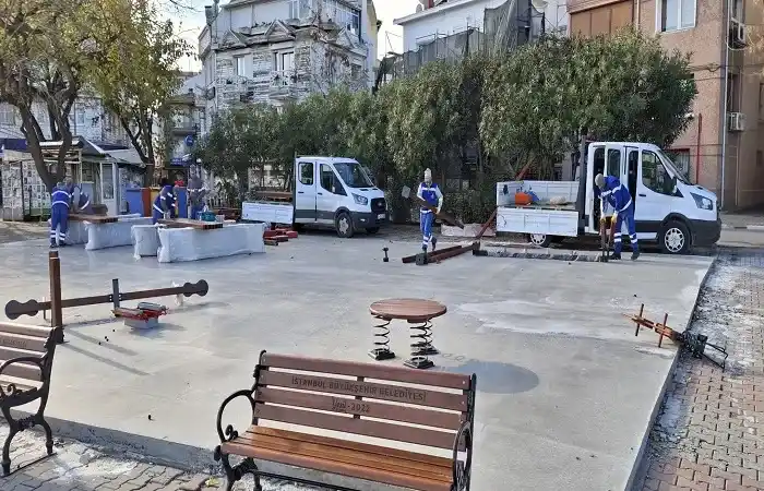 Burgazadası’nda Park Mobilyalarının Kurulum Çalışmalarına Başladı