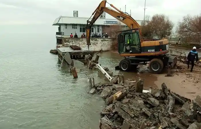 Büyükada’daki Kaçak İskele Yıkıldı