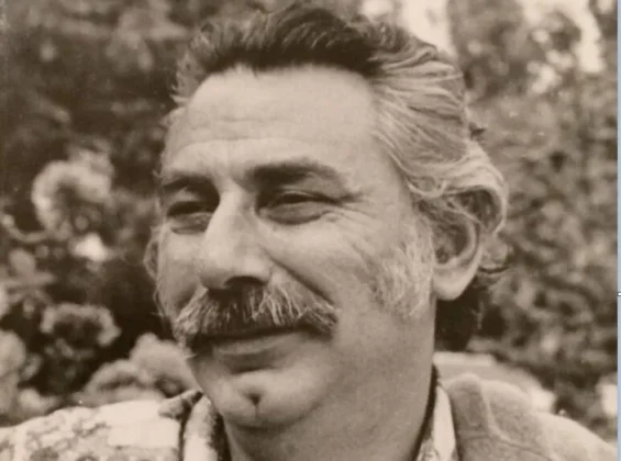 Orta yaşlı gülümseyen beyaz bıyıklı adam portresi