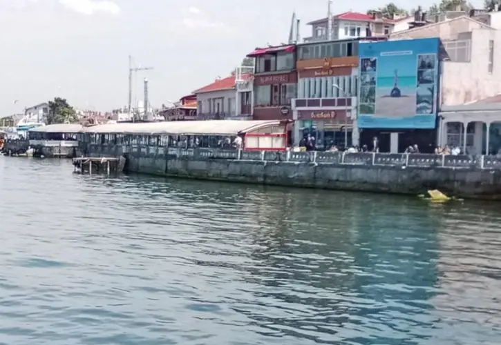 İstanbul Adalar’da Kıyı İşgallerine Son: Kafe ve Restoranların Sahildeki Kaçak Yapıları Kaldırılacak