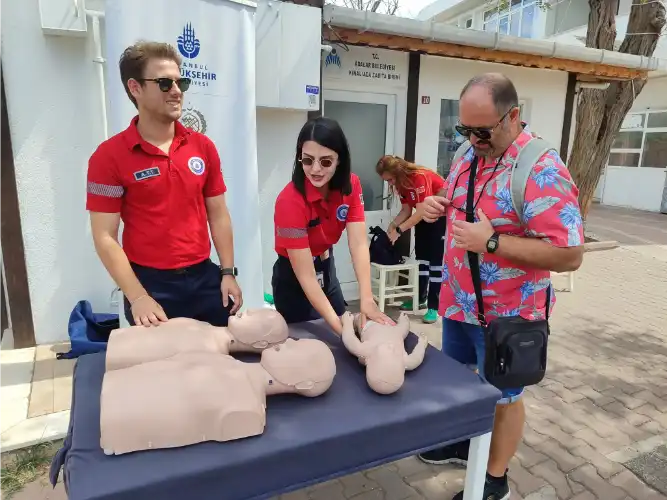 Adalar’da İlk Yardım Eğitimleri Vatandaşları Bilinçlendiriyor