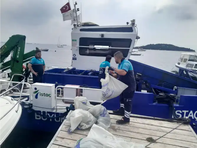 Adalar’da İSTAÇ ve İSKİ Ekiplerinden Temizlik ve Altyapı Çalışmaları