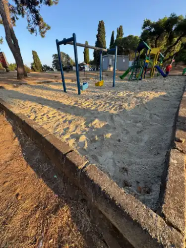 Büyükada Çocuk Parkı Bakımsızlıktan Hayvan Tuvaletine Dönüştü: Çocuk Sağlığı Tehlikede