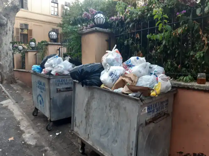Büyükada’da Çöp Sorunu Alarm Veriyor: Sokaklar Sağlık Tehdidi Altında