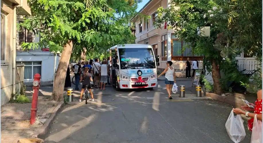 Büyükada'da Elektrikli Bisikletli Genç Adabüs'ün Altında Kaldı: Görgü Tanıkları Anlattı