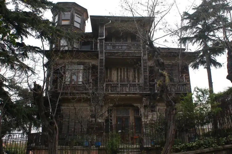 Büyükada’da Tarihi Mirasın Yeniden Doğuşu: Rizzo Palas ve Kadıyoran Caddesi’ndeki Restorasyon Hamleleri