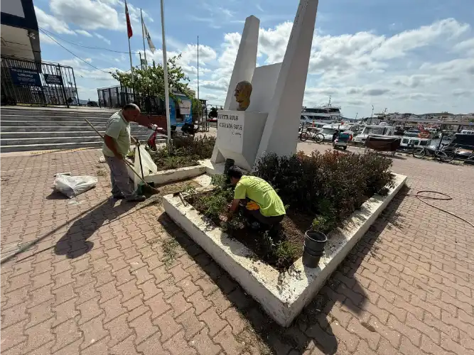 Kınalıada’da Atatürk Büstü Çevresi Yenileniyor: İBB Ekipleri Sahada