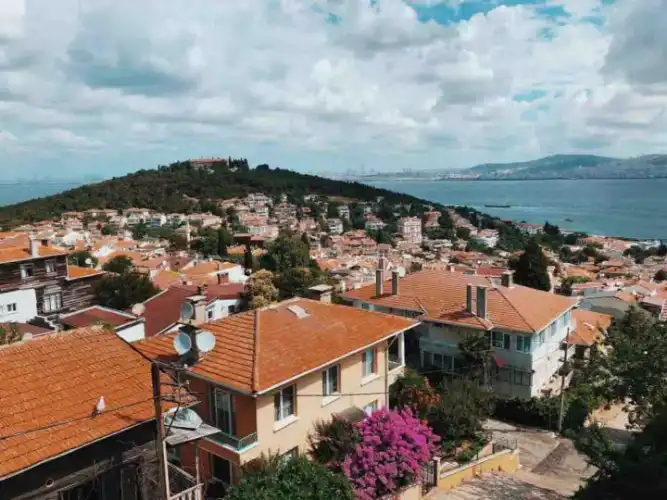 Adalarda Airbnb ve Booking: Yeni Turizm Dinamikleri