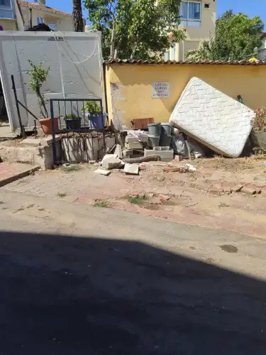 Heybeliada Sakinleri, Temizlik İşleri Personelinin Konteyner Alanını Dinlenme Alanı Olarak Kullanmasından Şikayetçi