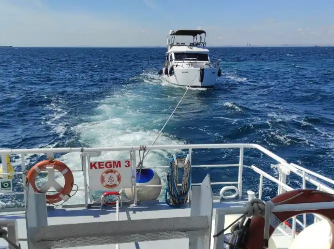 İstanbul Kınalıada Açıklarında Tekne Kurtarma Operasyonu