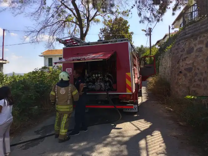 Kınalıada’da Korkutan Yangın: İtfaiye Ekipleri Alevleri Büyümeden Söndürdü