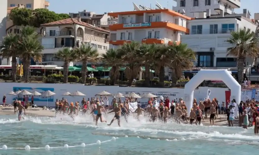 Kuşadası’nda “Umuda Kulaç At” Açık Deniz Yüzme Yarışması Düzenlendi