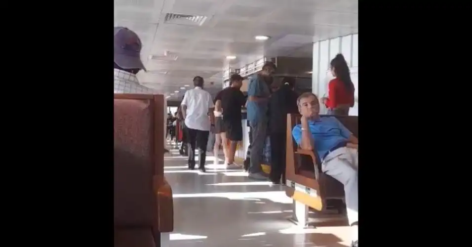 Şehir Hatları’nda ‘Pes’ Dedirten Görüntü: Vapur Büfesini Seyyar Simitçi Devraldı!