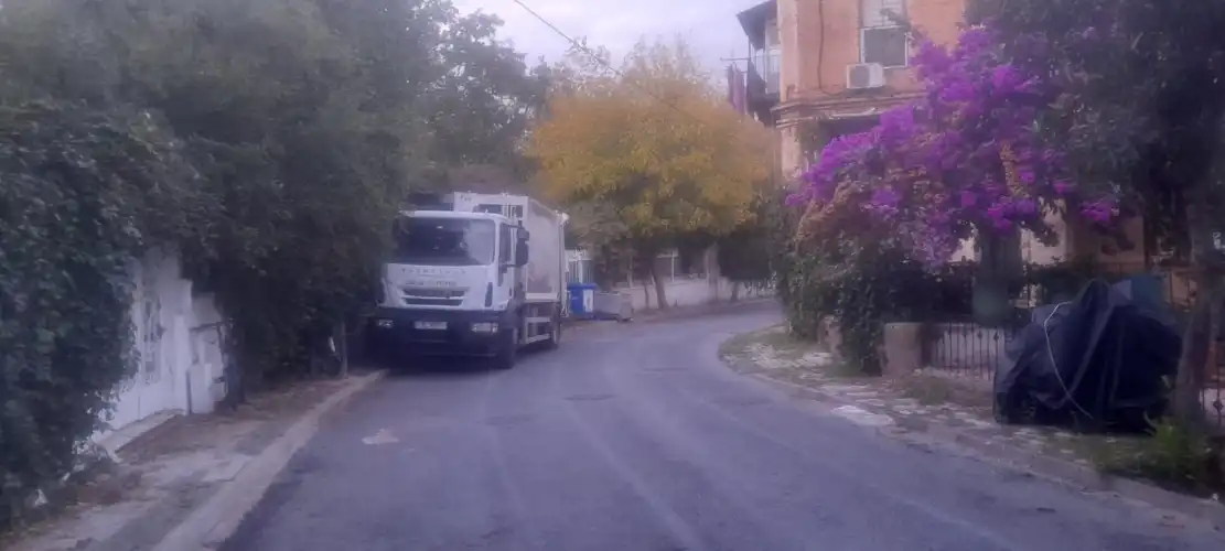 Adalar’da Sokağa Park Edilen Kamyonlar Halkı İsyan Ettirdi