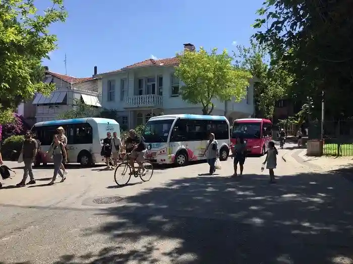 Adalar’ın Vicdan Muhasebesi: Nostaljik Faytonlar mı, Pratik Elektrikli Araçlar mı?