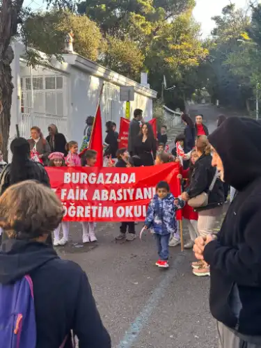 Burgazada’da Cumhuriyet Bayramı Coşkusu: Sait Faik Abasıyanık Okulu Törenlere Öncülük Etti