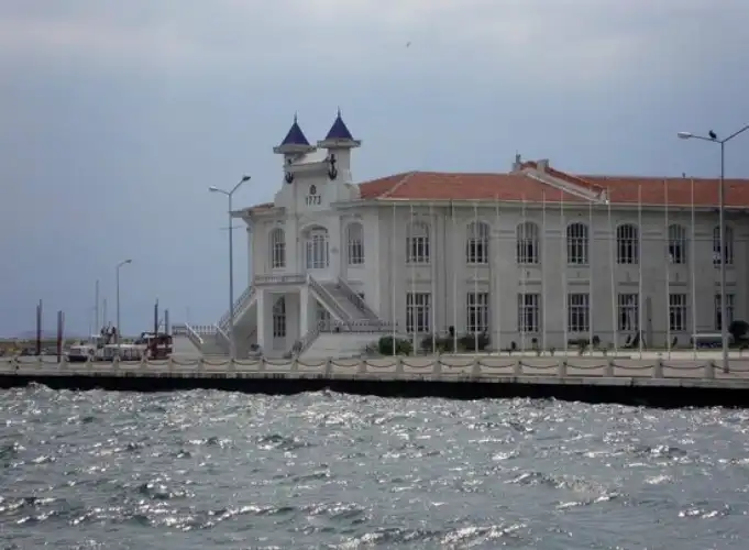 Heybeliada Deniz Lisesi: Asırlık Bir Çınarın Sessizliğe Bürünüşü