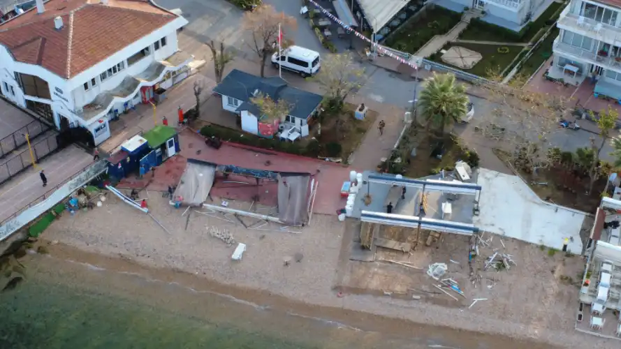 Kınalıada’da Yıkım Kararı: İşletme Sahipleri Ekipleri Beklemeden Kendileri Söküyor