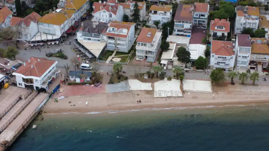 Kınalıada Sahili İşgallerden Arındırıldı: Yıkımı İşletmeciler Kendileri Yaptı