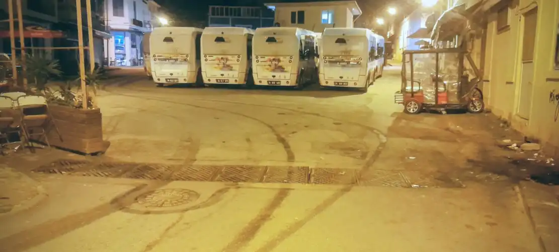 ADALAR’DA “TEMİZLİK” MAKYAJI DÖKÜLÜYOR: Gece “Algı” Gürültüsü, Gündüz Çöp ve Hafriyat Kâbusu!