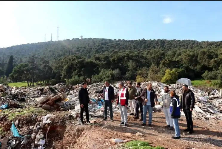 Adalar’daki Moloz Dağlarının Mimarı, Şimdi Temizlik Şovu Yapıyor