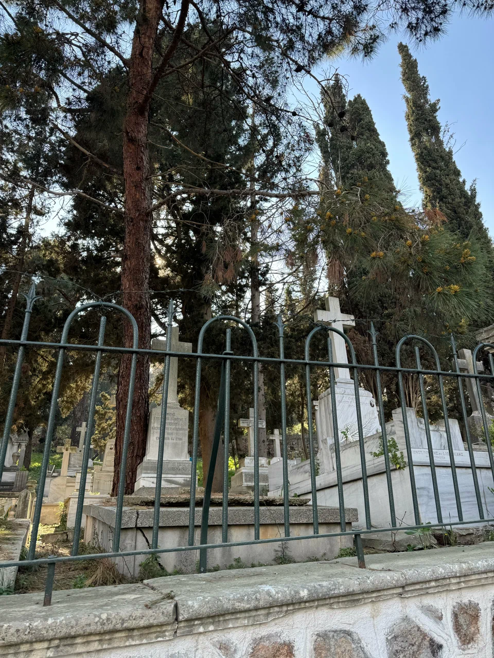 Adalar’ın Sessiz Hafızası: Gayrimüslim Mezarlıkları