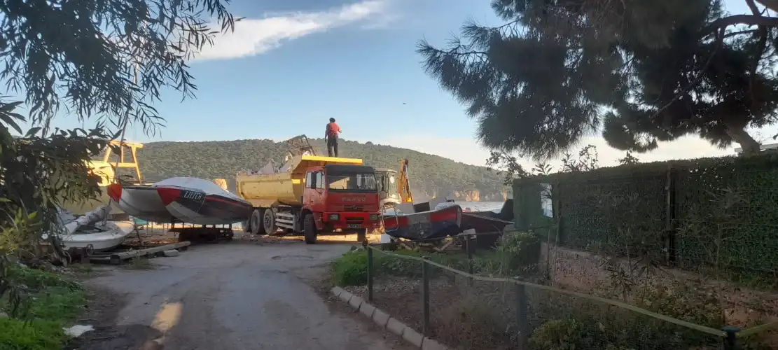 BURGAZADA 6 NUMARA’DA MOLOZLAR KALDIRILDI: “TEMİZLEMEK YETMEZ, DÖKMEK SUÇ!”