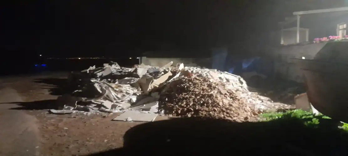 Burgazada 6 Numara’da “Pes” Dedirten Görüntüler: Evlerin Dibine Moloz Dağları!