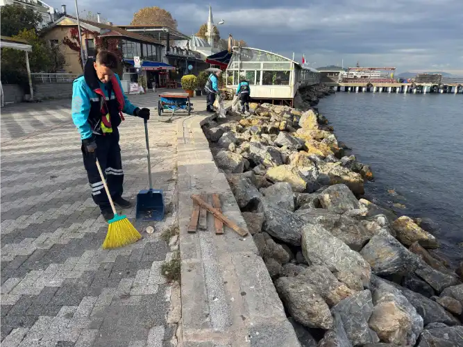 Büyükada Kıyılarında Temizlik: İSTAÇ “Pansumanı” Yaptı, Peki “Yara” İyileşti mi?