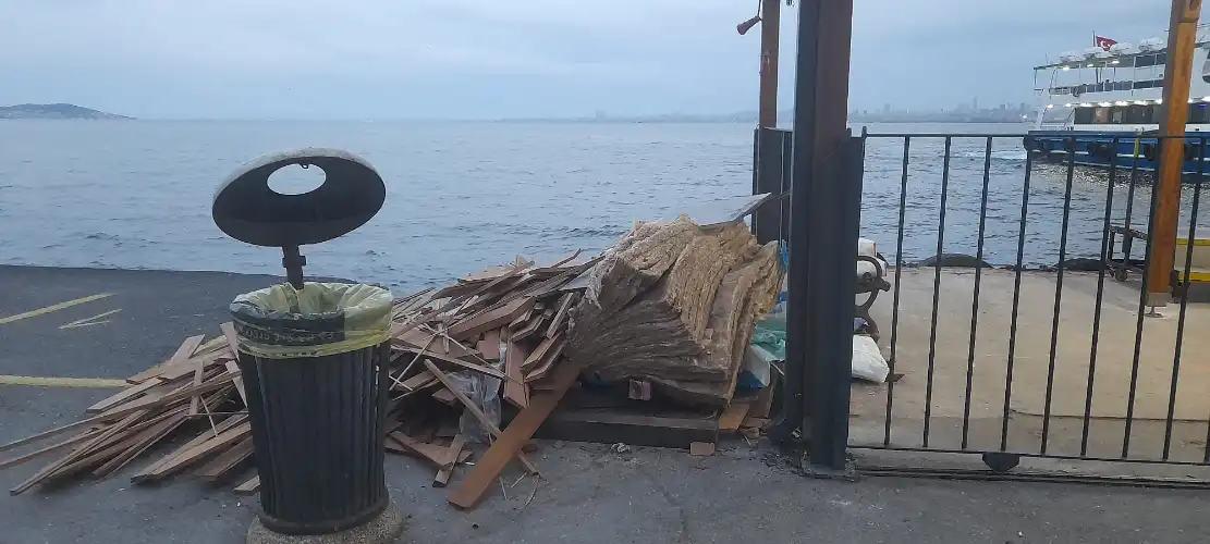 Büyükada Sahilinde “İskele” Tartışması: Hem Manzara Kapanıyor Hem de Sağlık Tehdit Altında!