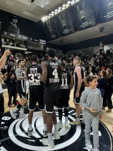 Bir Dakika, Bir Koç, Bir Salon: Beşiktaş’ın Maçı Geri Alışı