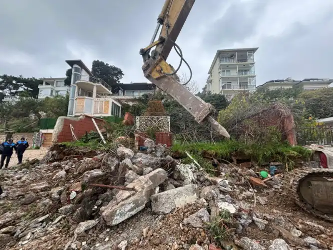 Burgazada 6 Numara’da Yıkım Operasyonu!