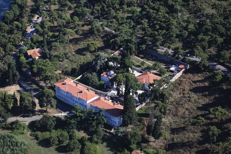 Büyükada Aya Nikola Manastırı ve Kilisesi: Tarihsel Stratigrafi, Mimari Tipoloji ve Kentsel Bellek Üzerine Kapsamlı Araştırma